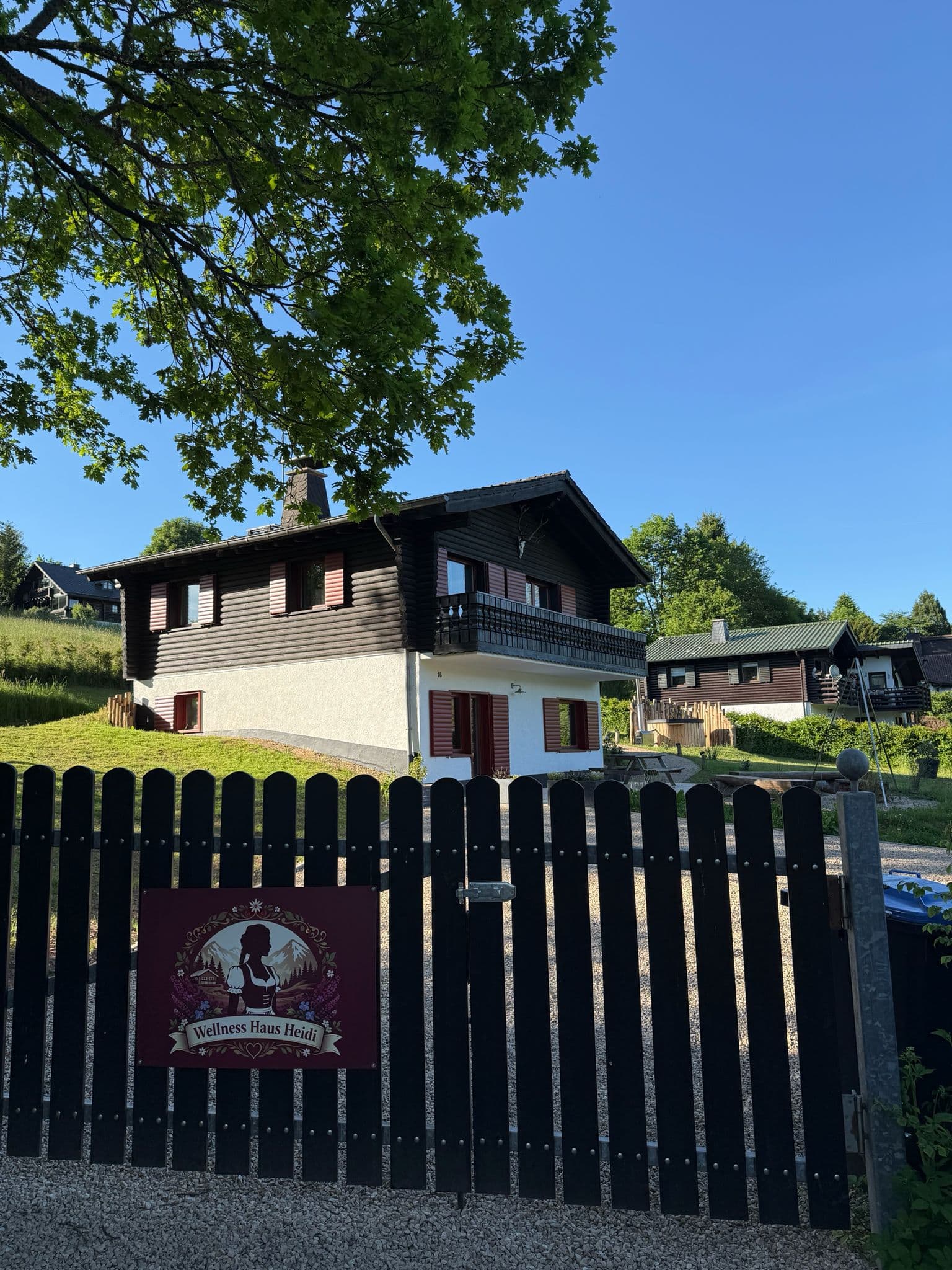 Wellnesshaus Heidi - vakantiewoning in de Eifel met het Wellness Haus Heidi bord aan het hek